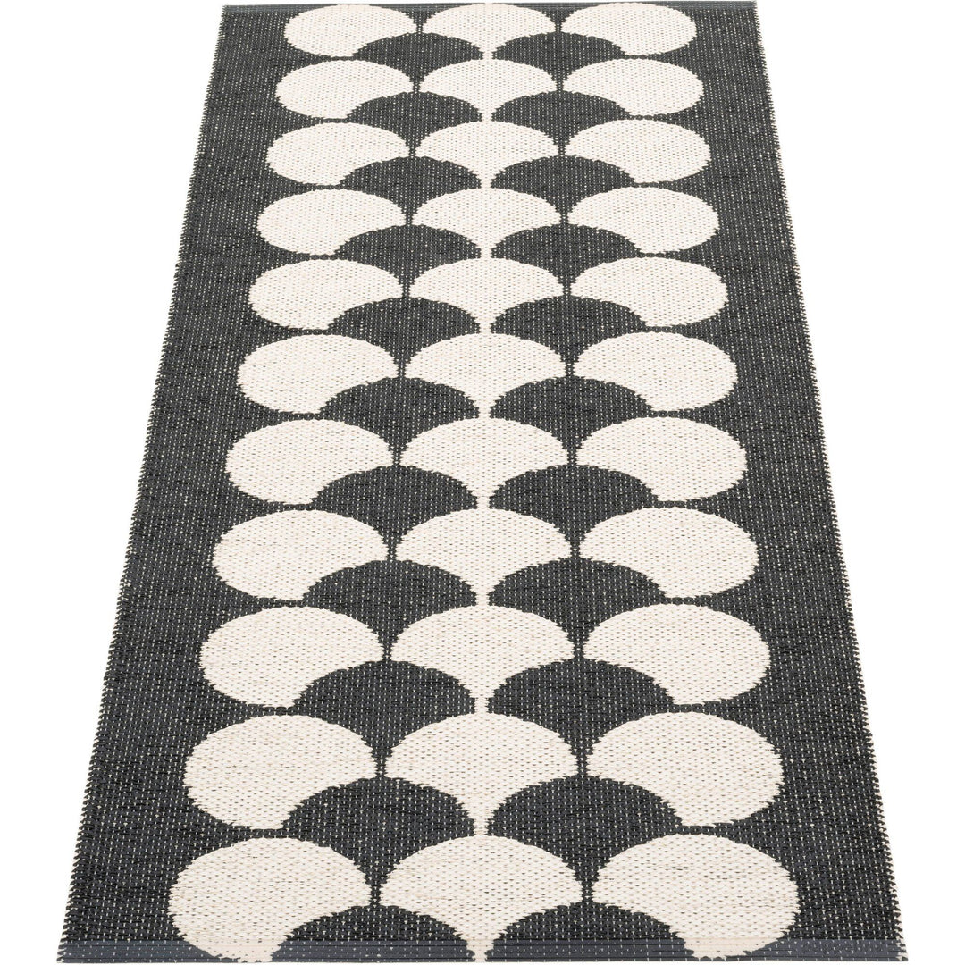 Pappelina Pappelina Poppy plasttæppe 70 x 150 cm, black ❤ billede i brug (Tæpper)