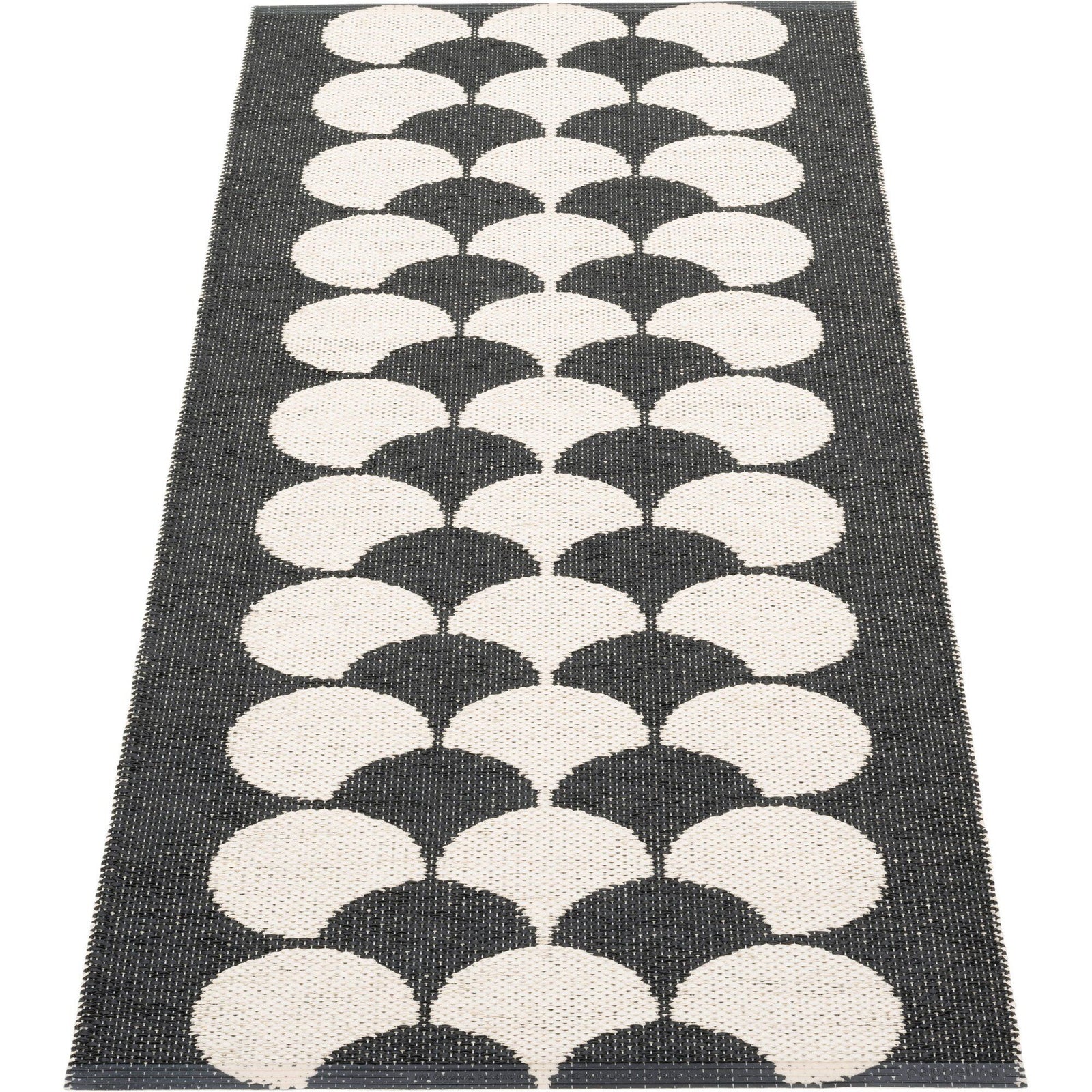 Pappelina Pappelina Poppy plasttæppe 70 x 150 cm, black ❤ billede i brug (Tæpper)