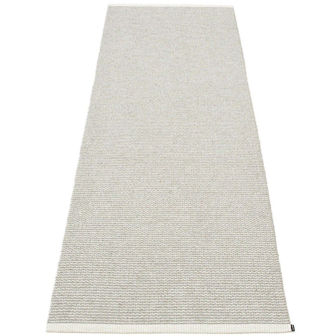 Pappelina Pappelina Gulvtæppe Mono, 70 x 200 cm., fossil grey/white grey ❤ vinkelbillede (Tæpper)