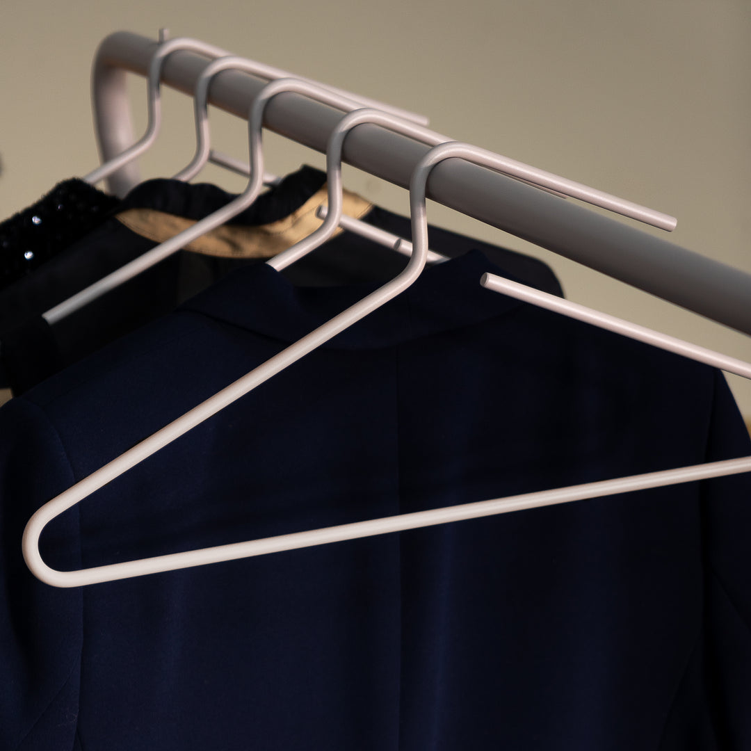 Produktbillede af Hang-On 5 Bøjler i silky taupe metal på tilbud i høj kvalitet