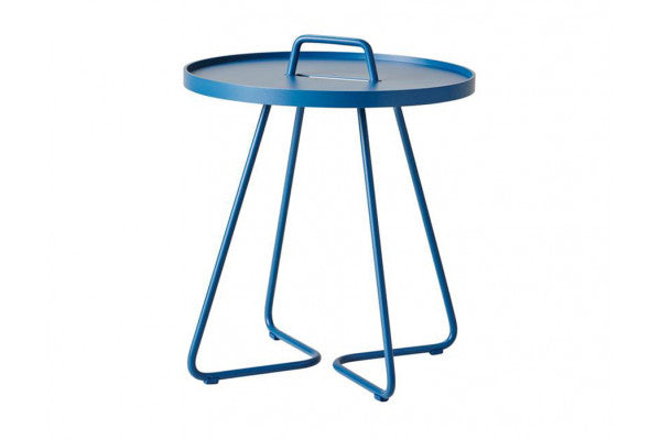 Produktbillede af Cane-line On-the-move sidebord Lille Dusty blue på tilbud i høj kvalitet