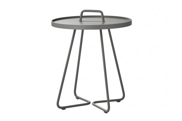 Produktbillede af Cane-line On-the-move sidebord Lille Light grey på tilbud i høj kvalitet