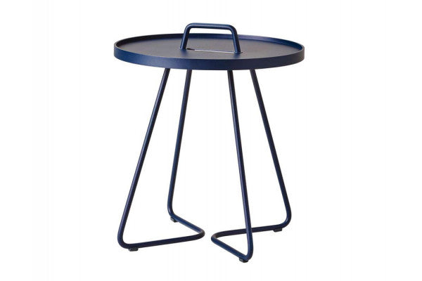 Produktbillede af Cane-line On-the-move sidebord Lille Midnight Blue på tilbud i høj kvalitet