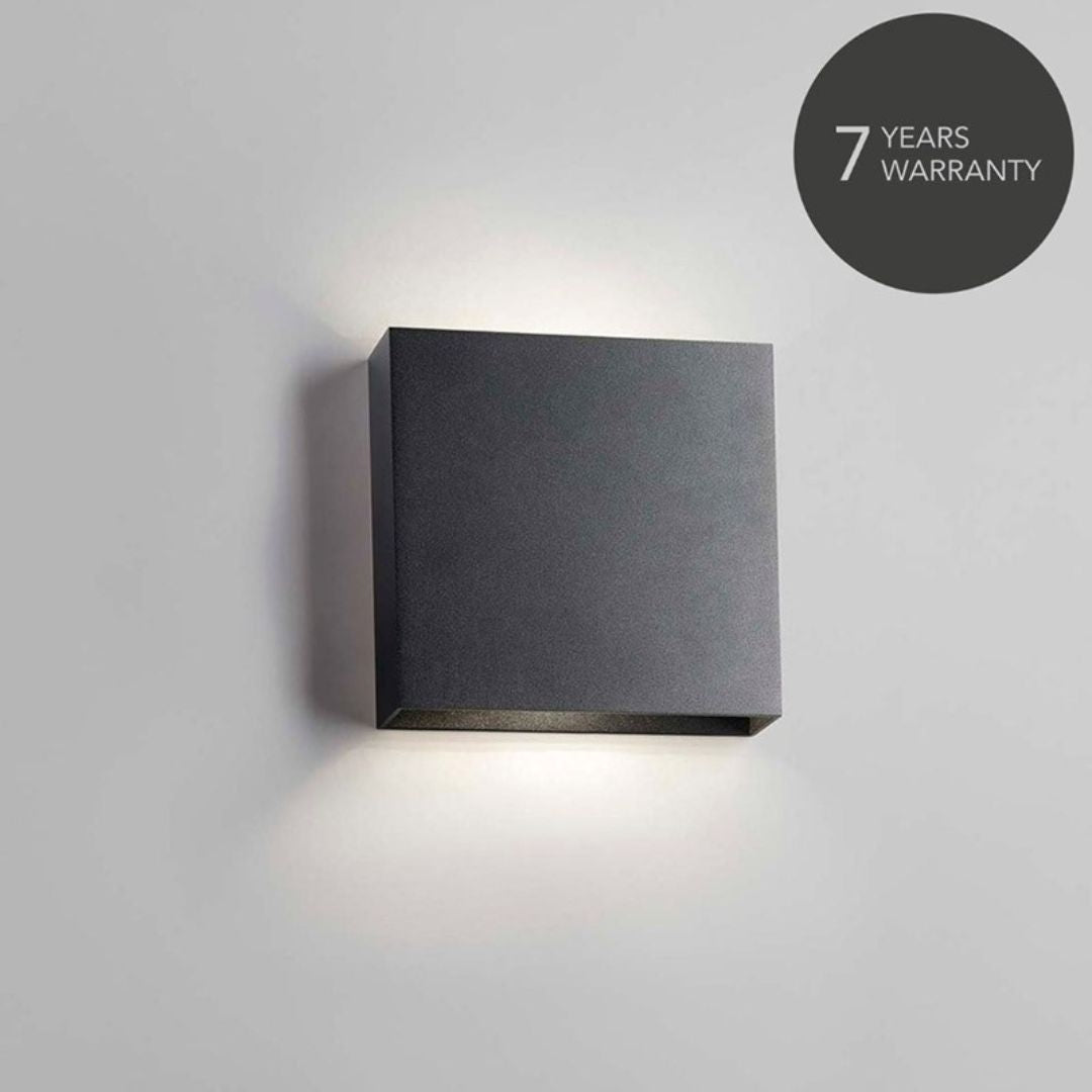 Produktbillede af Compact Up-Down W2 LED Sort LIGHT-POINT i premium kvalitet