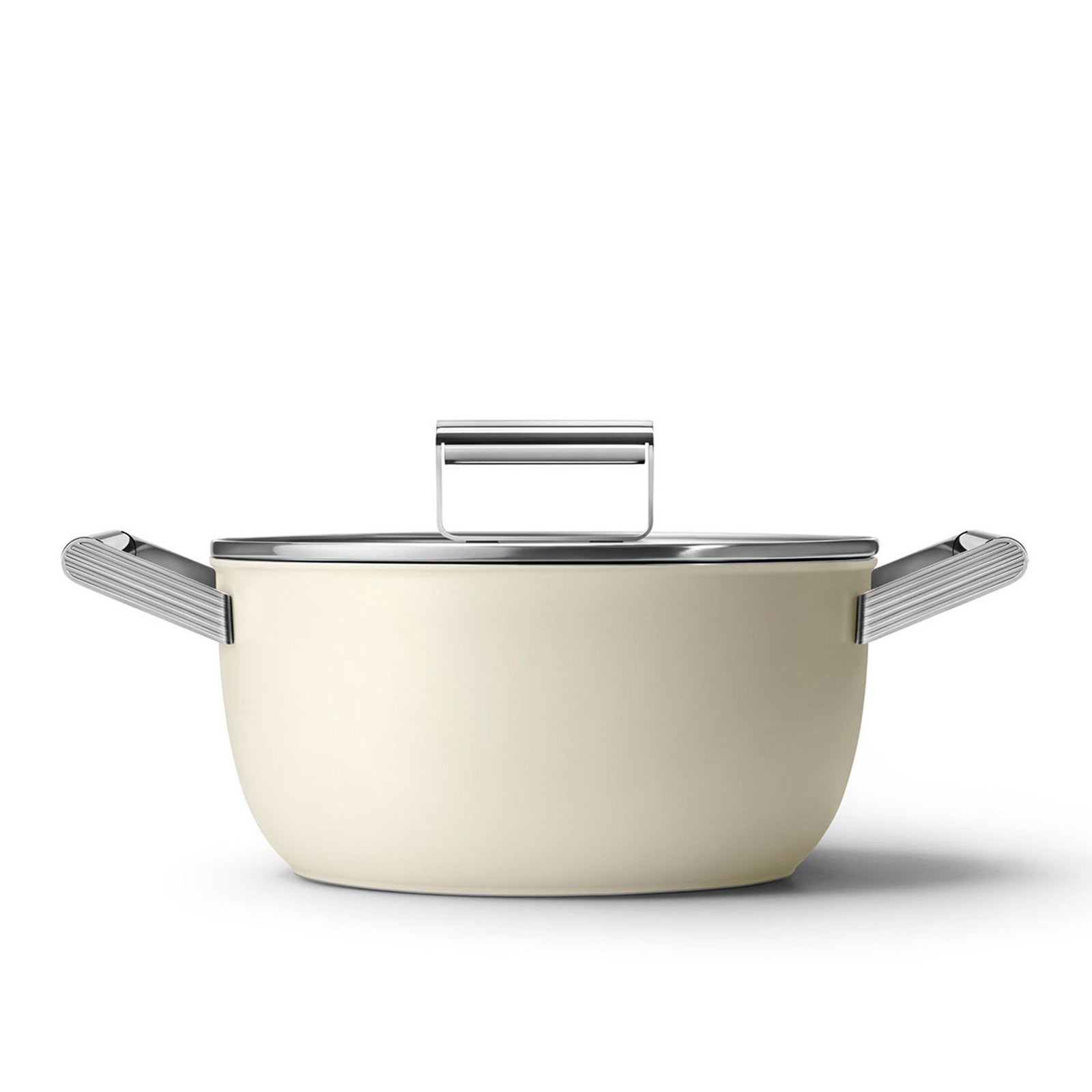 Smeg Smeg Gryde Ø24 cm/4,5 liter, creme – vinkelbillede (Gryder)