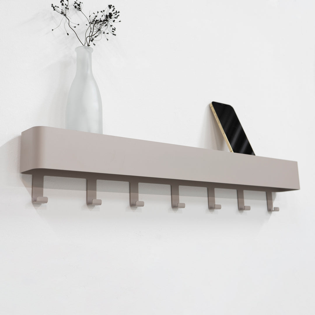 Produktbillede af Alhamba Knagerække med hylde i silky taupe metal syv knager på tilbud i høj kvalitet