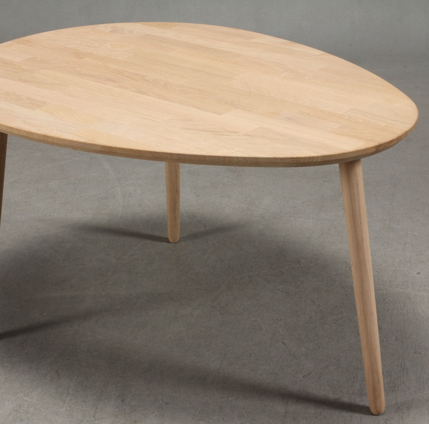 Produktbillede af CT 10 Sofabord i massiv eg med dråbeform og størrelse 74 x 55 cm Højde 50 cm Lakeret på tilbud i høj kvalitet