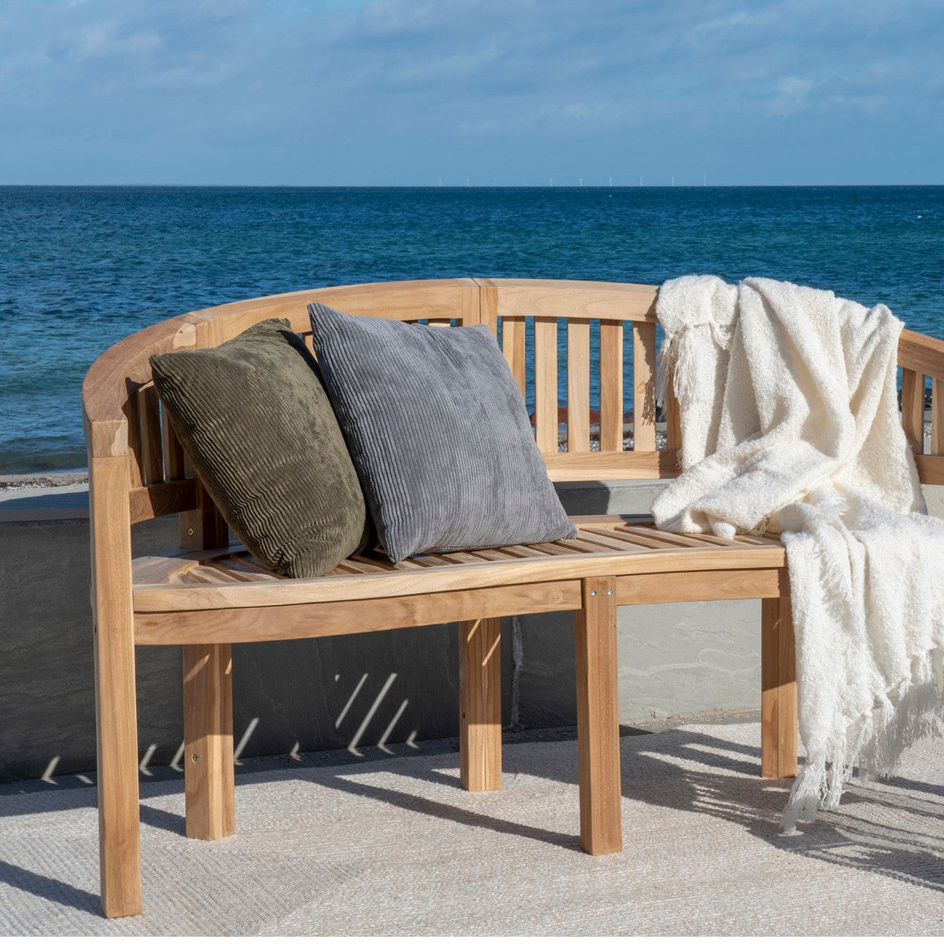 Produktbillede af Boca Havebænk i buet teaktræ på tilbud i høj kvalitet