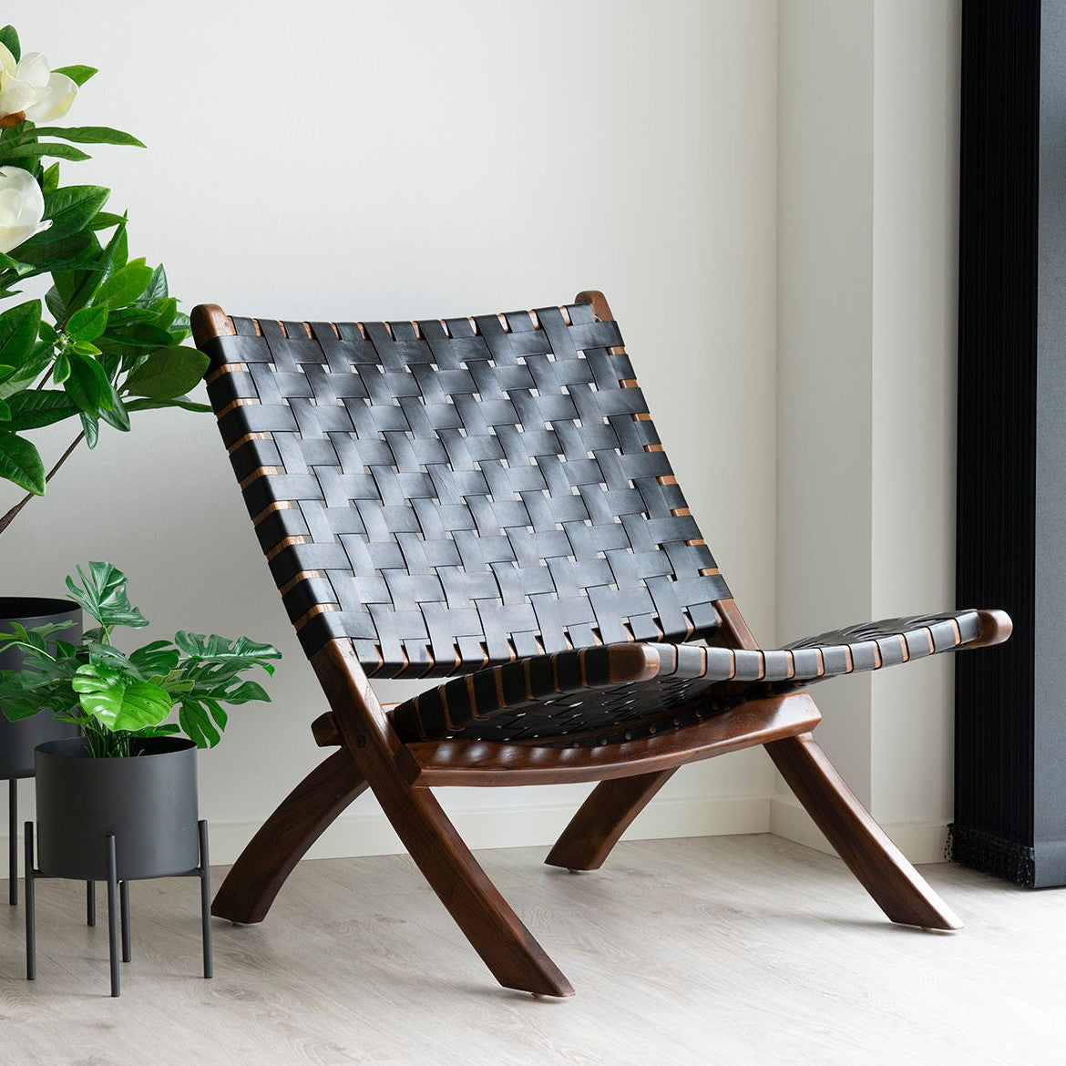 Produktbillede af Lima Lænestol i sort læder og teaktræ på tilbud i høj kvalitet