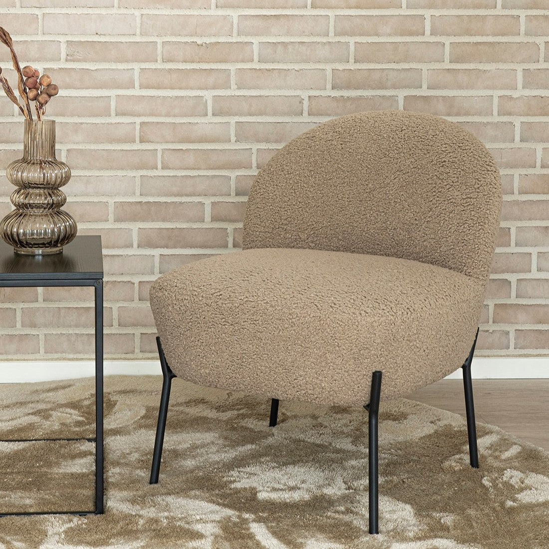 Produktbillede af Highland Lænestol i blød gråbrun kunst lammeskind på tilbud i høj kvalitet