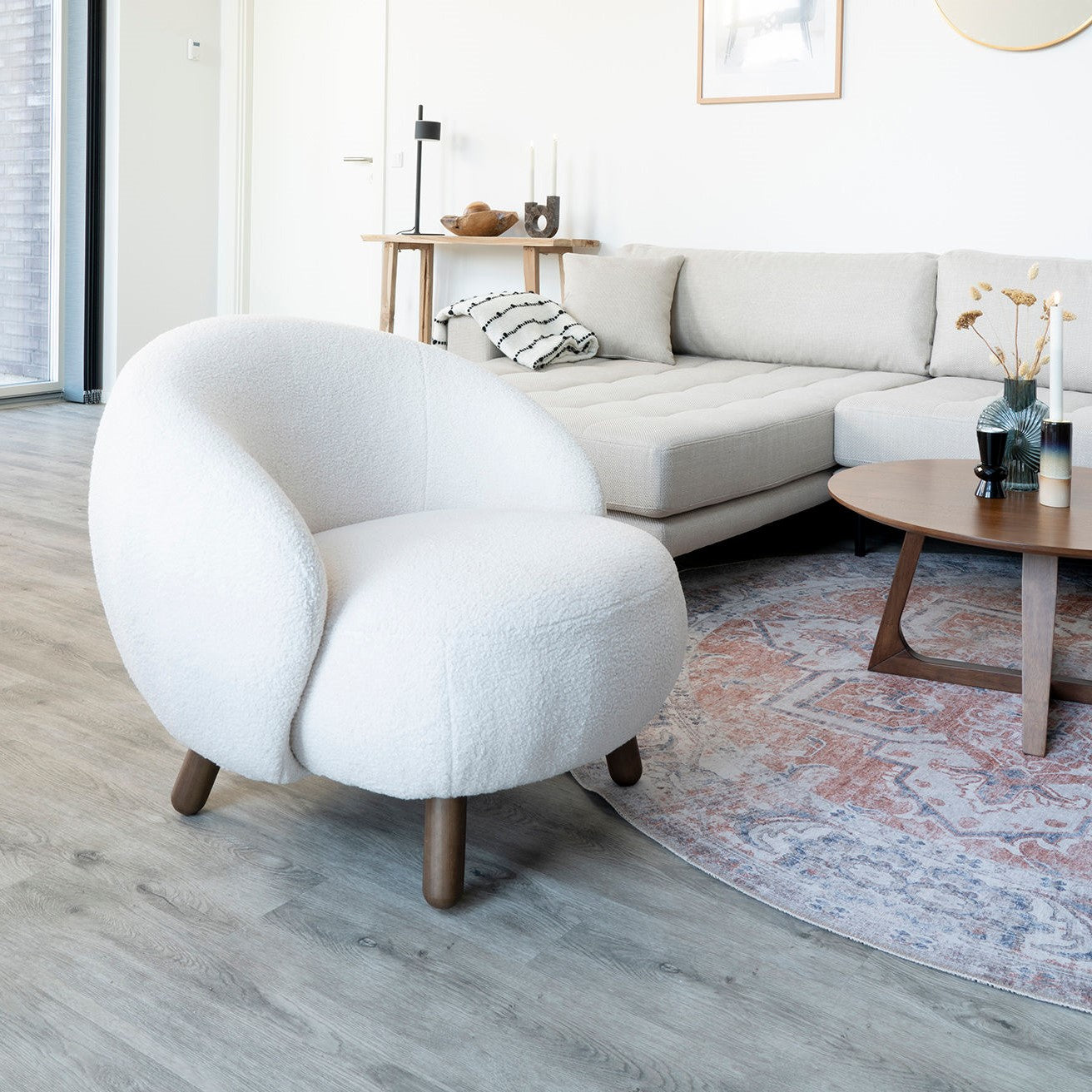 Produktbillede af Bear Lænestol i hvidt kunst lammeskind på tilbud i høj kvalitet