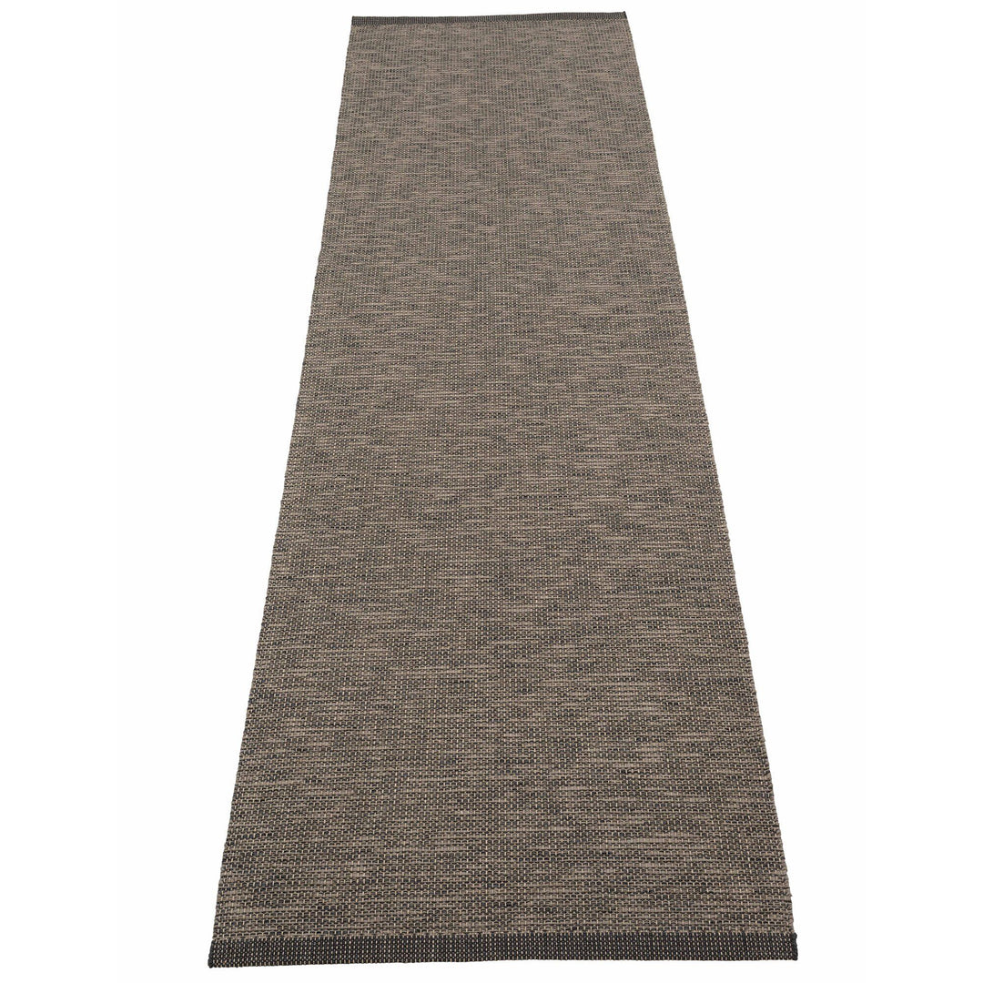 Pappelina Pappelina Sam gulvtæppe 300x70 cm, black/walnut – produktvisning (Tæpper)