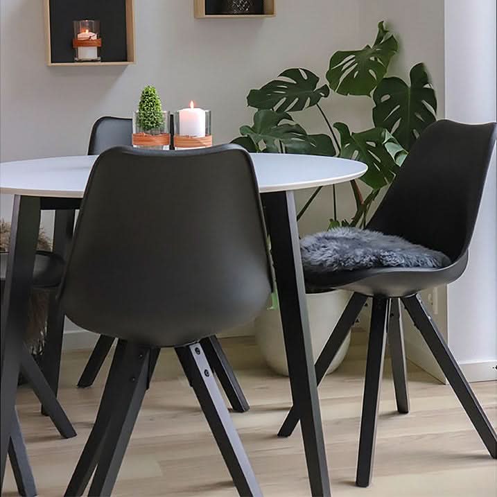 tilbud på Indra spisebordsstole i sort kunstlæder! Billigt udsalg på 2 stole med sorte træben. Hurtig levering (1-2 hverdage) og billig fragt. Spar op til 56%!