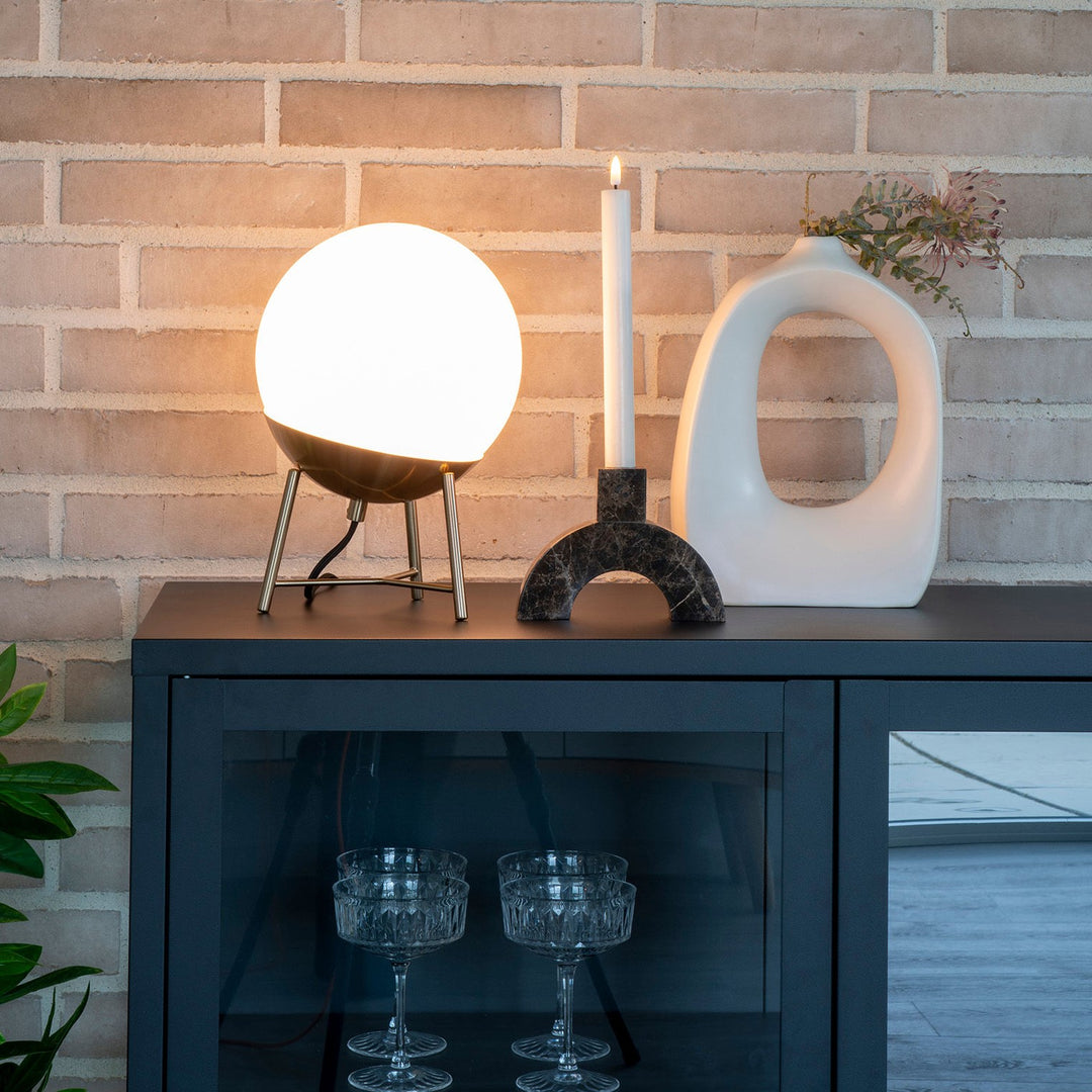 Produktbillede af Stamford Bordlampe i messing og hvidt glas på tilbud i høj kvalitet