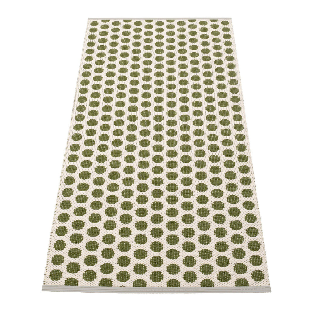 Pappelina Pappelina Noa gulvtæppe 70 cm x 150 cm, dark olive/vanilla – produktvisning (Tæpper)