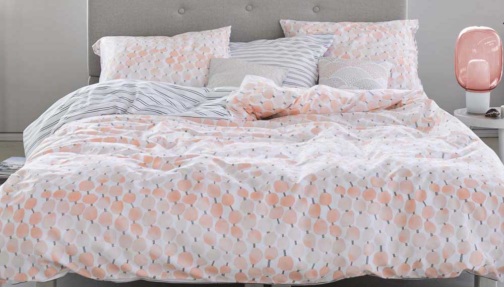 Produktbillede af Esprit sengetøj Krisa Coral Pink 140 x 220 + 60 x 63 på tilbud i høj kvalitet