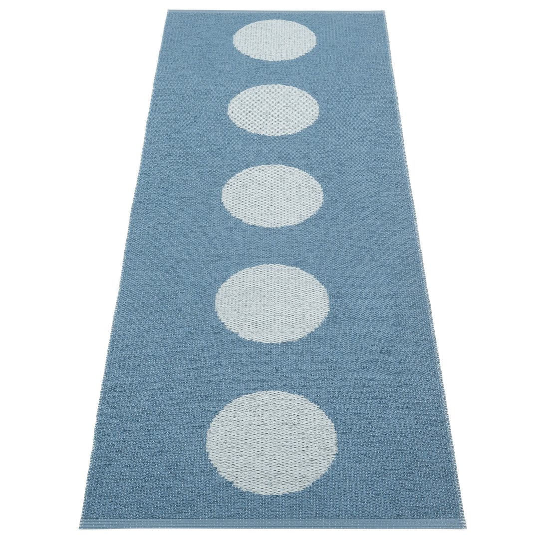 Pappelina Pappelina Vera Pop Tæppe 70x200 cm, river/blue fog ❤ vinkelbillede (Tæpper)