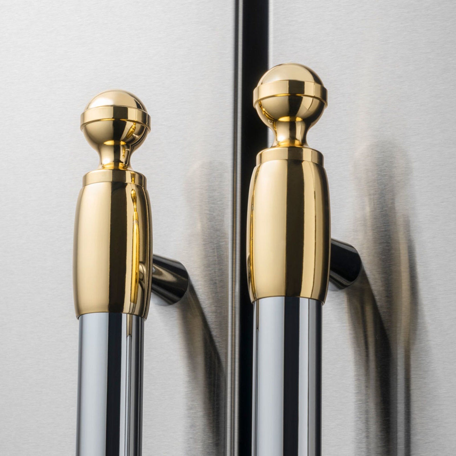 Bertazzoni Bertazzoni Dekorationssæt til køleskab/opvaskemaskine, messing – produktfoto (Opvaskemaskiner)