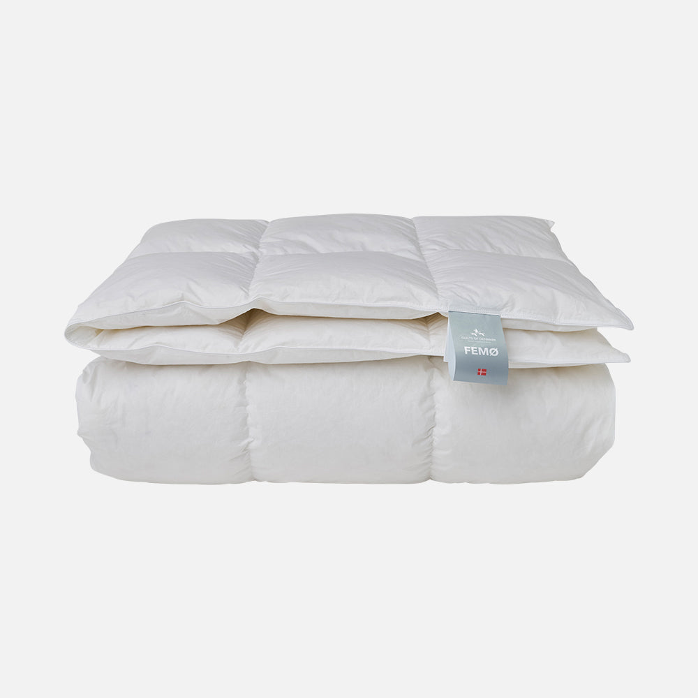 Produktbillede af Femø Moskus helårsdyne 240x220 cm på tilbud i høj kvalitet