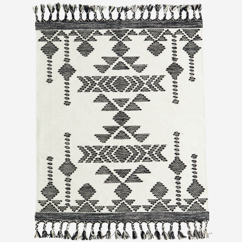Madam Stoltz Handwoven cotton rug i Off white, black ❤ Stort online udvalg i Madam Stoltz ❤ Billig fragt og hurtig levering 2 - 5 hverdage ❤ Varenummer: BYH-2133173 / Ean: 2500455040425 på lager - Udsalg på Tæpper - Over 322 kendte brands på udsalg