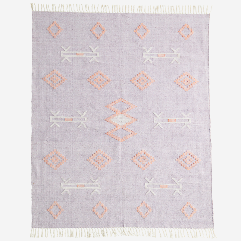 Madam Stoltz Handwoven cotton rug i Lilac, off white, peach ❤ Stort online udvalg i Madam Stoltz ❤ Billig fragt og hurtig levering 2 - 5 hverdage ❤ Varenummer: BYH-2133171 / Ean: 2500455040395 på lager - Udsalg på Tæpper - Over 324 kendte brands på udsalg