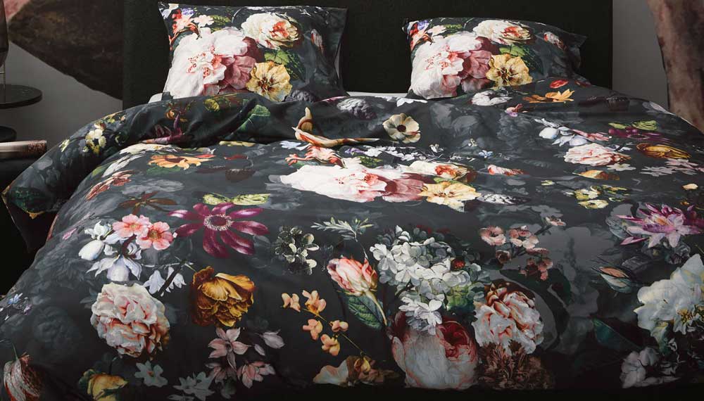 Produktbillede af Essenza sengetøj Fleur Nightblue 140 x 200 + 60 x 63 på tilbud i høj kvalitet