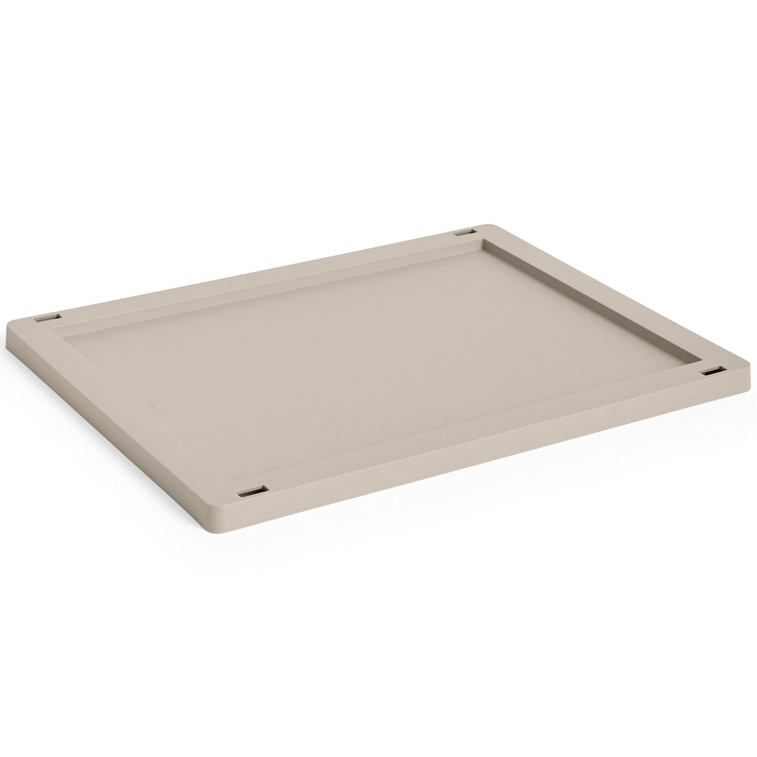 Hay HAY Colour Crate Medium Låg, warm grey – billede i brug (Opbevaringsboks)