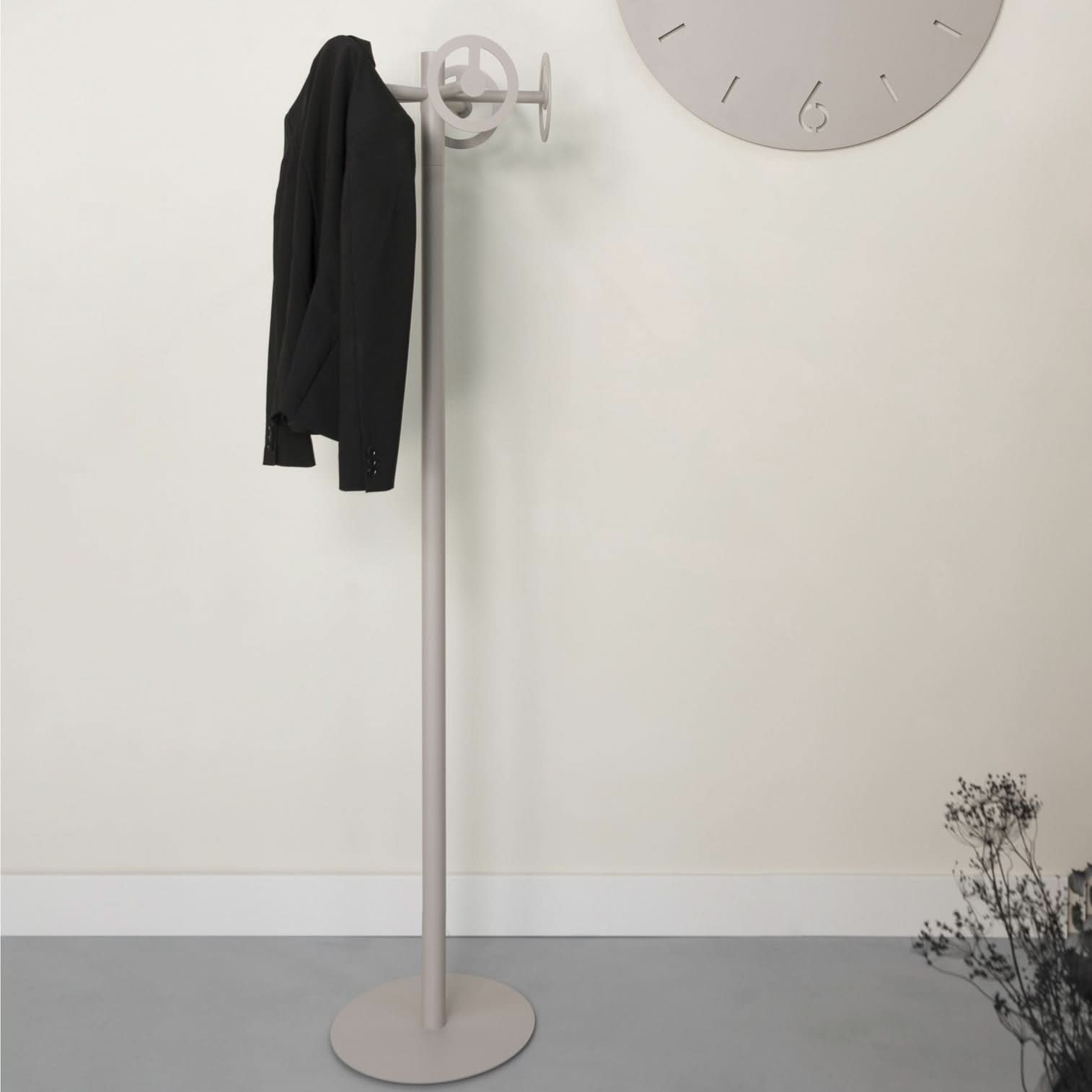 tilbud på Loja stumtjener i silky taupe metal med 5 kroge! Billigt udsalg på 3-nordic. Hurtig levering, 1-2 hverdage. Spar op til 59%.