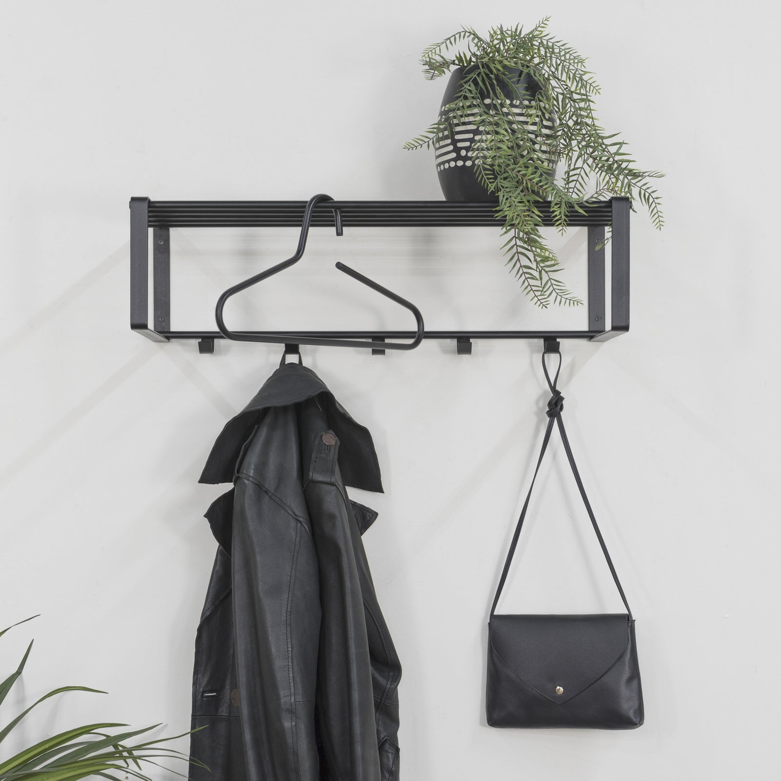 Produktbillede af Dinex Hattehylde i sort metal bredde 70 cm. på tilbud i høj kvalitet