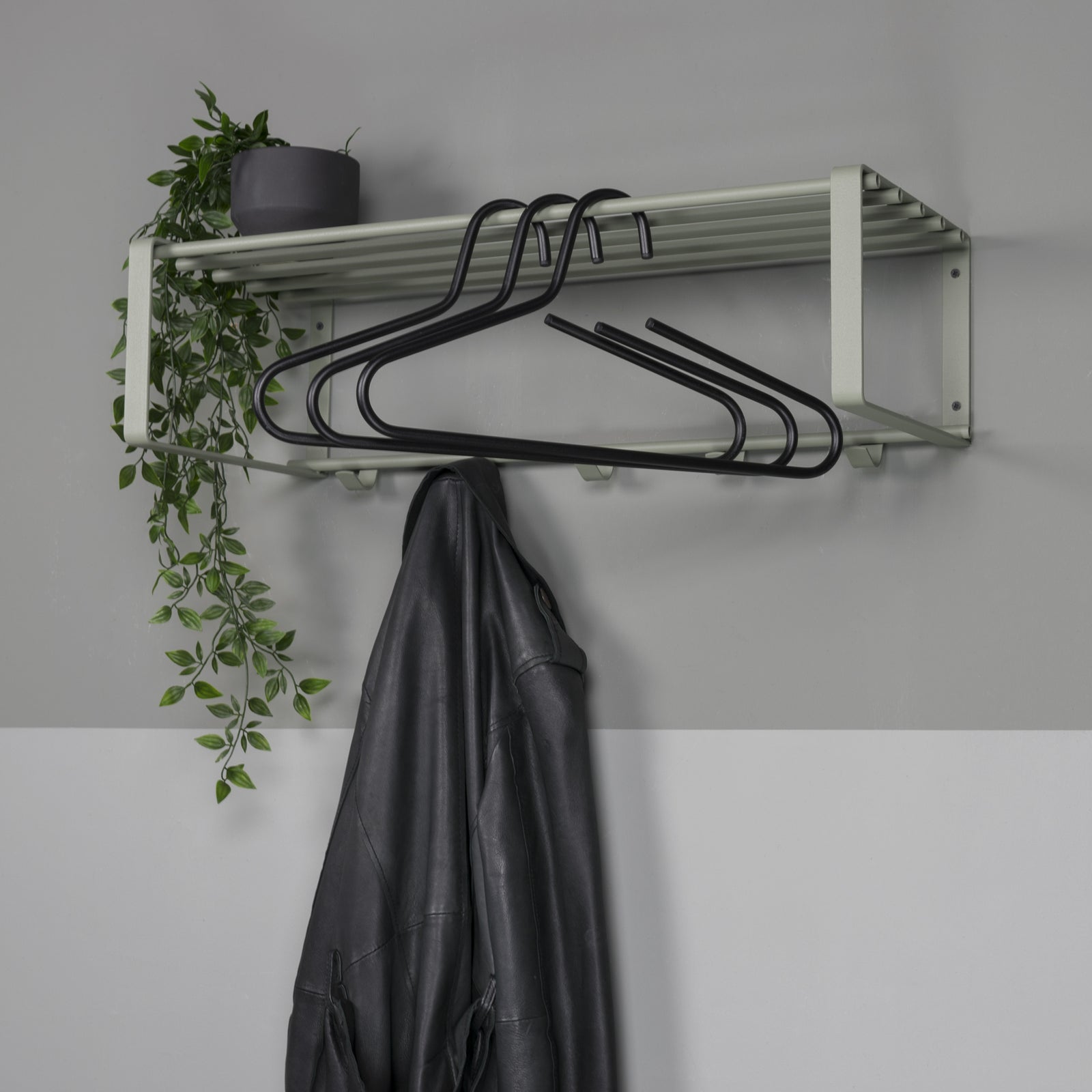 Produktbillede af Dinex Hattehylde i støvet grøn metal bredde 70 cm. på tilbud i høj kvalitet