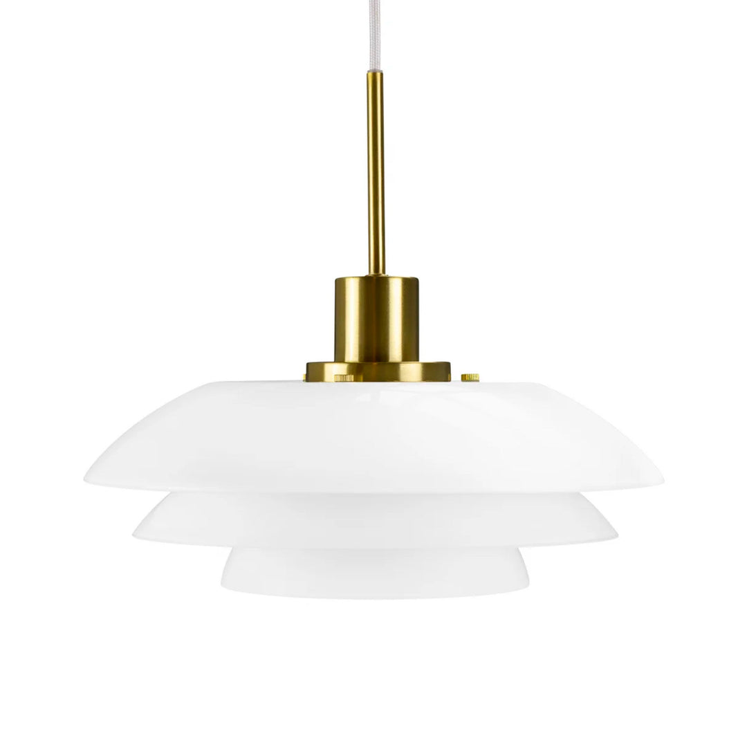 Dyberg larsen Dyberg larsen DL31 pendellampe, hvid/messing – billede i brug (Lampe)