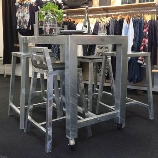 billigt tilbud på Rock-Solid barbord i galvaniseret stål med hjul. 67 x 124 x 100 cm. Hurtig levering, billig fragt. Udsalg på Haven > Havemøbler > Borde til haven > Barborde. Spar op til 57%.