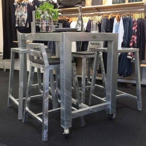 Produktbillede af Rock-Solid barbord i galvaniseret stål med hjul 67 x 124 x højde 100 cm på tilbud i høj kvalitet
