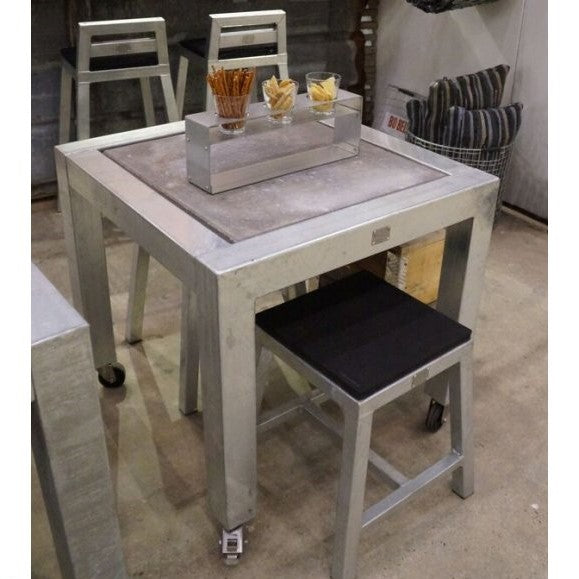 Produktbillede af Rock-Solid spisebord i galvaniseret stål 76 x 76 x højde 74 cm på tilbud i høj kvalitet