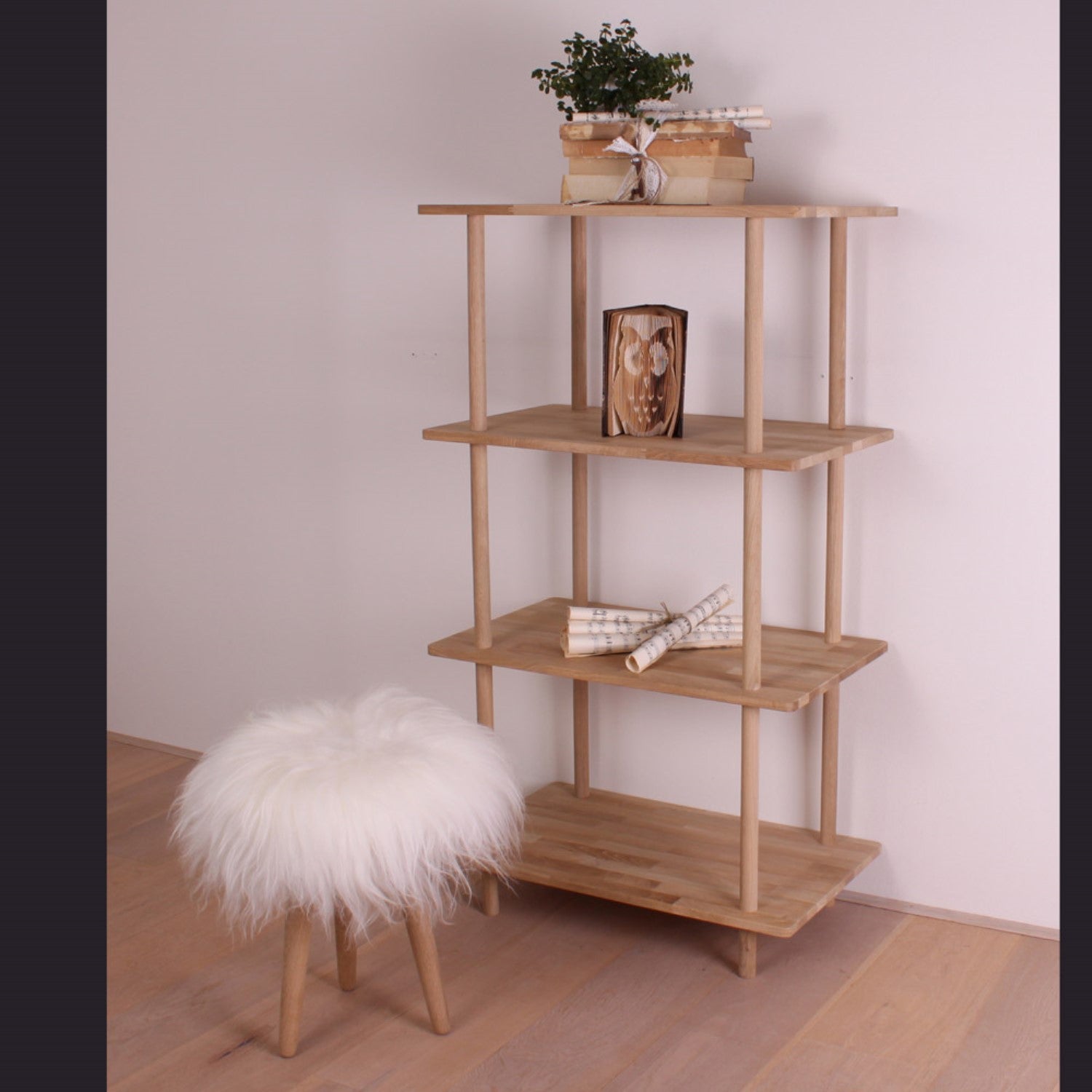 Produktbillede af Loop Reol med fire hylder i massiv eg og bredde 70 cm Hvid olieret på tilbud i høj kvalitet