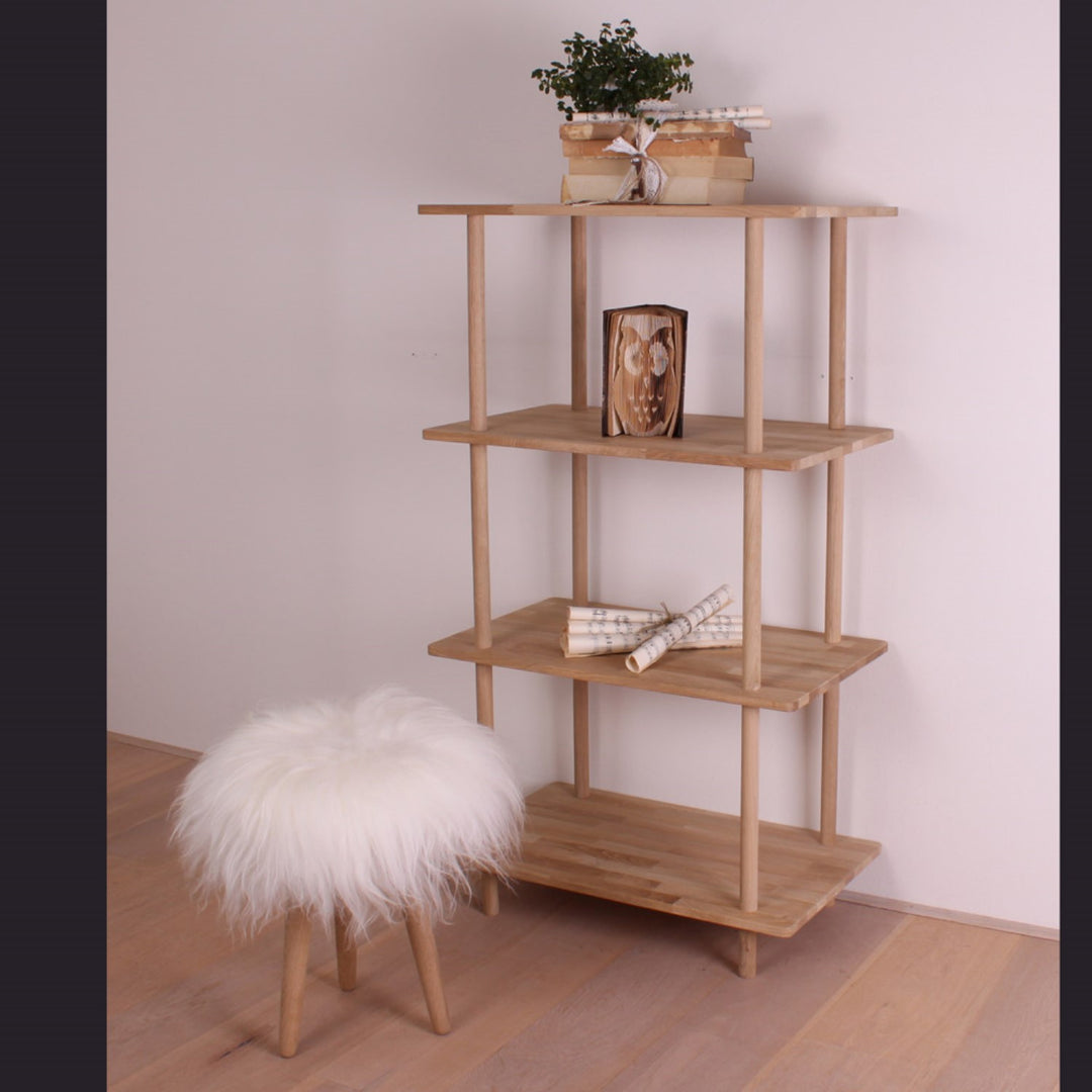 Produktbillede af Loop Reol med fire hylder i massiv eg og bredde 70 cm Sæbebehandlet på tilbud i høj kvalitet