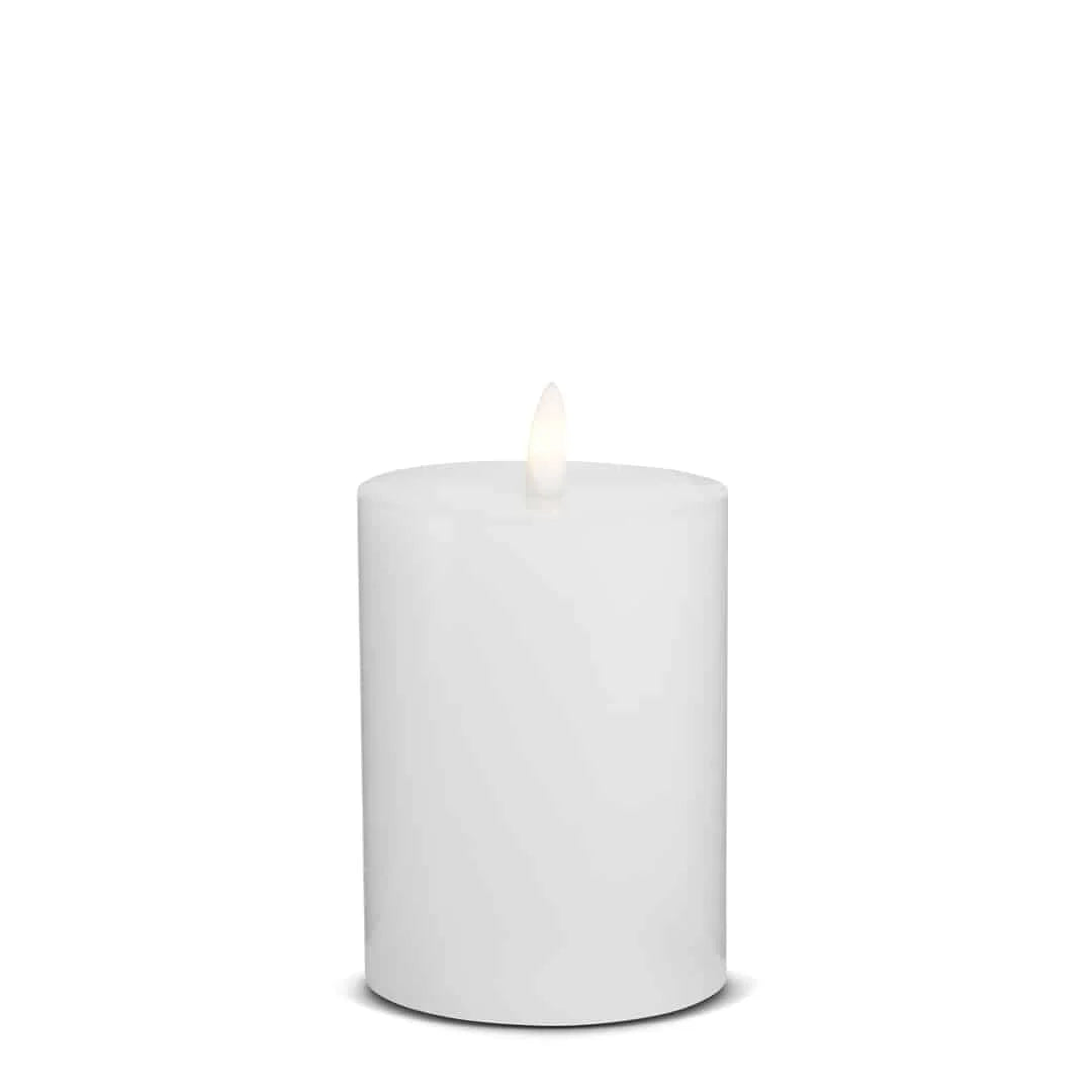 LED Stearinlys 1 stk. ø7,5 x 12,5 cm m/3D flamme (flere farver) Hvid