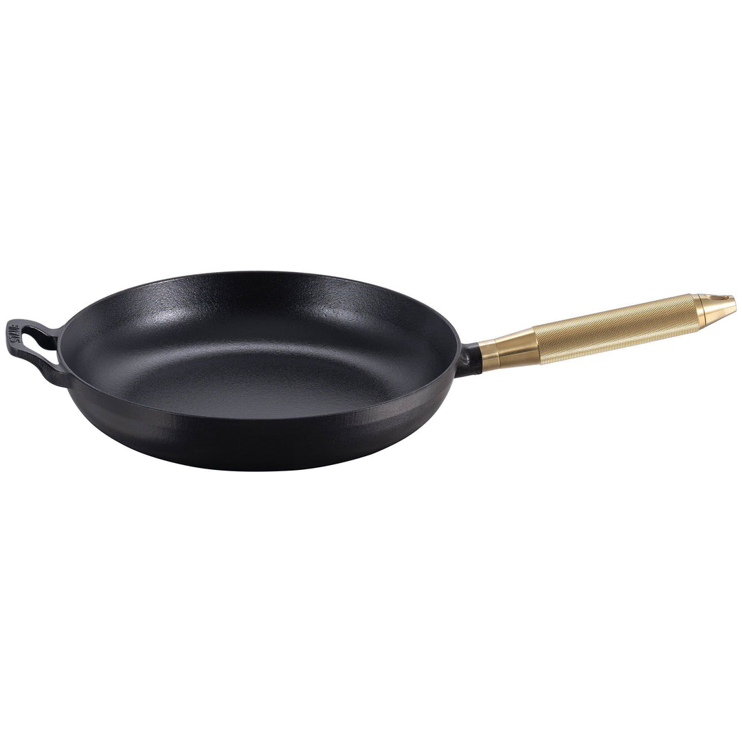 Staub Staub Buster+Punch stegepande rund 28 cm, messinghåndtag ❤ close-up (Stegepander)