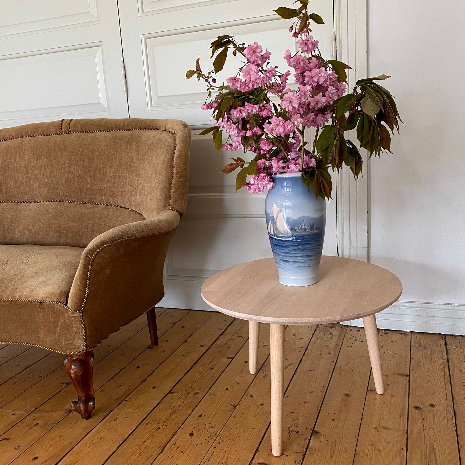 Produktbillede af CT 10 Sofabord i massiv bøg og diameter 50 cm Højde 50 cm Lakeret på tilbud i høj kvalitet