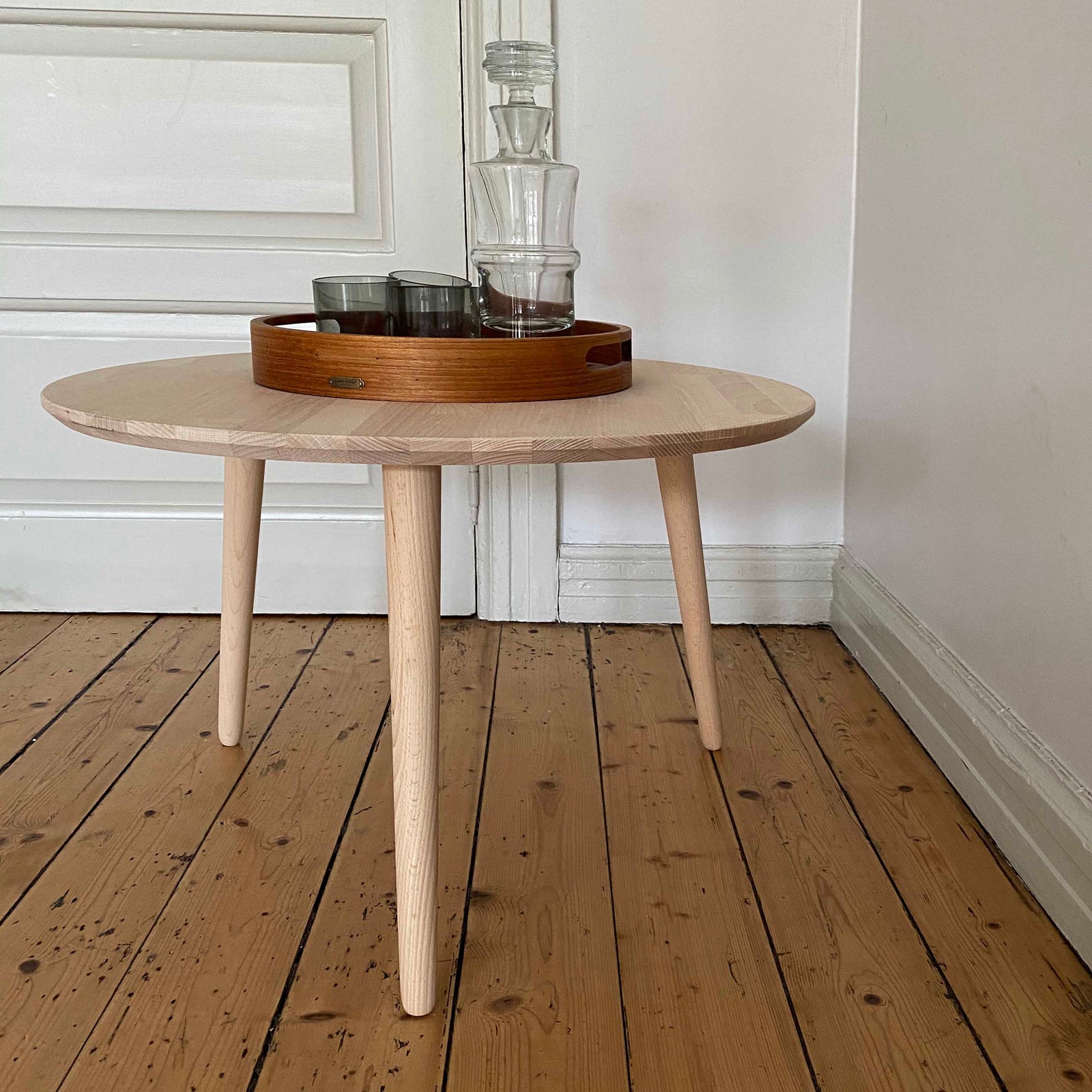 Produktbillede af CT 10 Sofabord i massiv bøg og diameter 80 cm Højde 45 cm Lakeret på tilbud i høj kvalitet