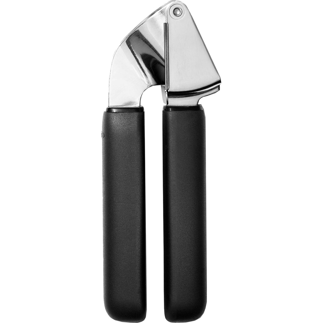 Oxo Oxo Hvidløgspresser sort – billede i brug (Hvidløgspresser)