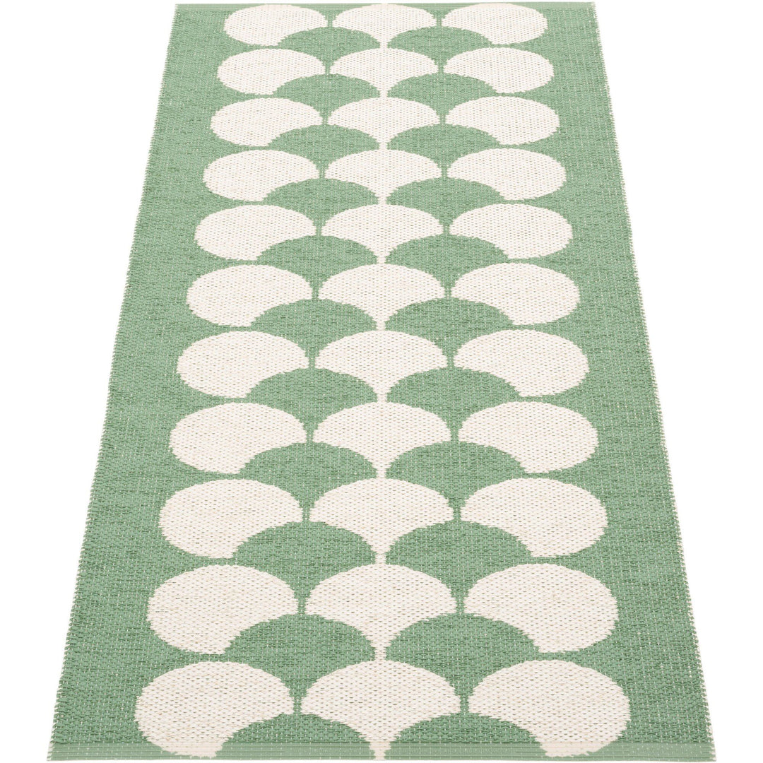 Pappelina Pappelina Poppy plasttæppe 70 x 150 cm, oregano – billede i brug (Tæpper)