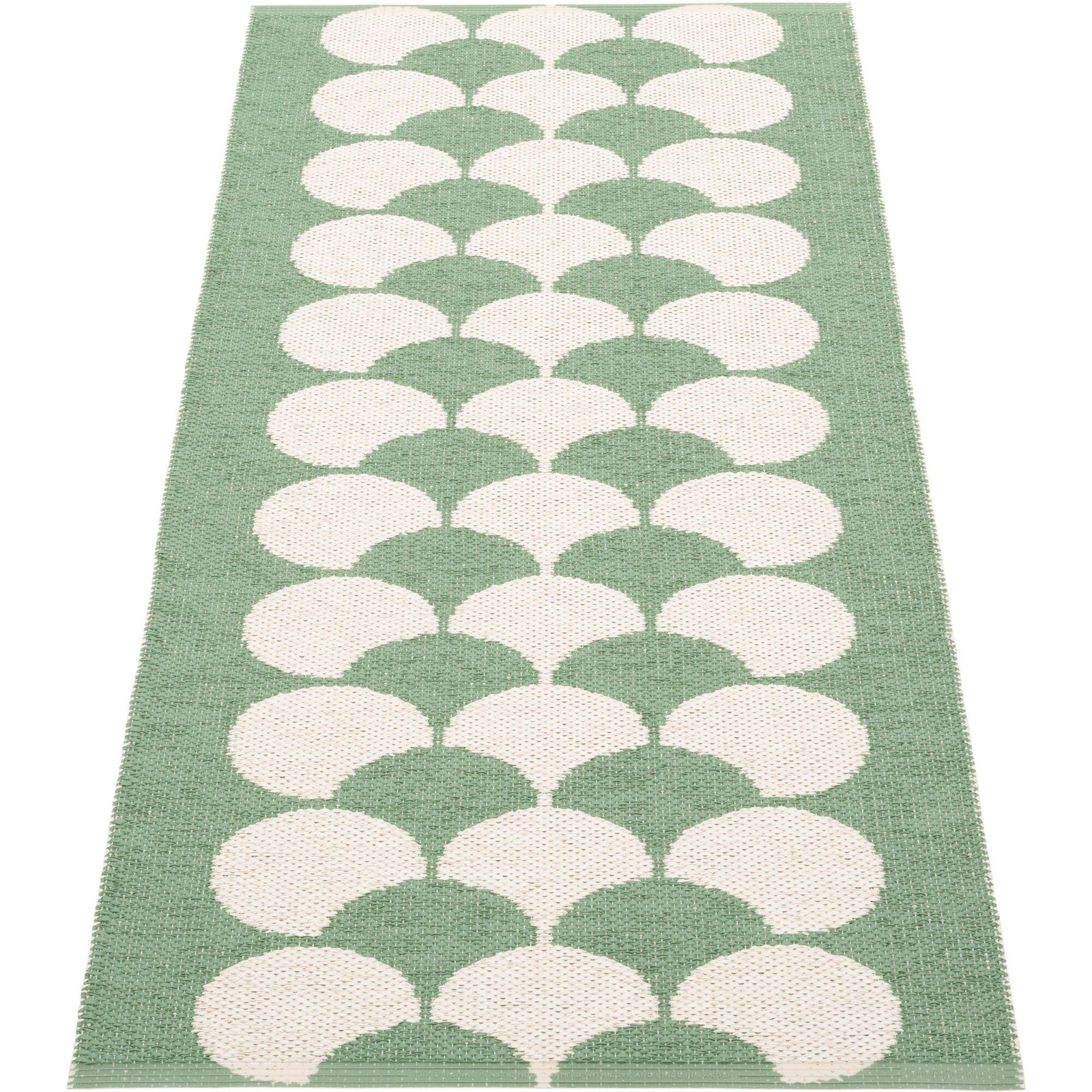 Pappelina Pappelina Poppy plasttæppe 70 x 150 cm, oregano – billede i brug (Tæpper)