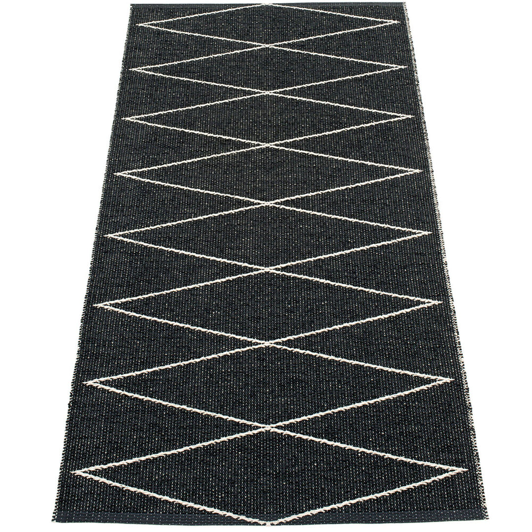 Pappelina Pappelina Gulvtæppe Max, 70 x 160 cm., black/vanilla ❤ produktfoto i kategorien Tæpper