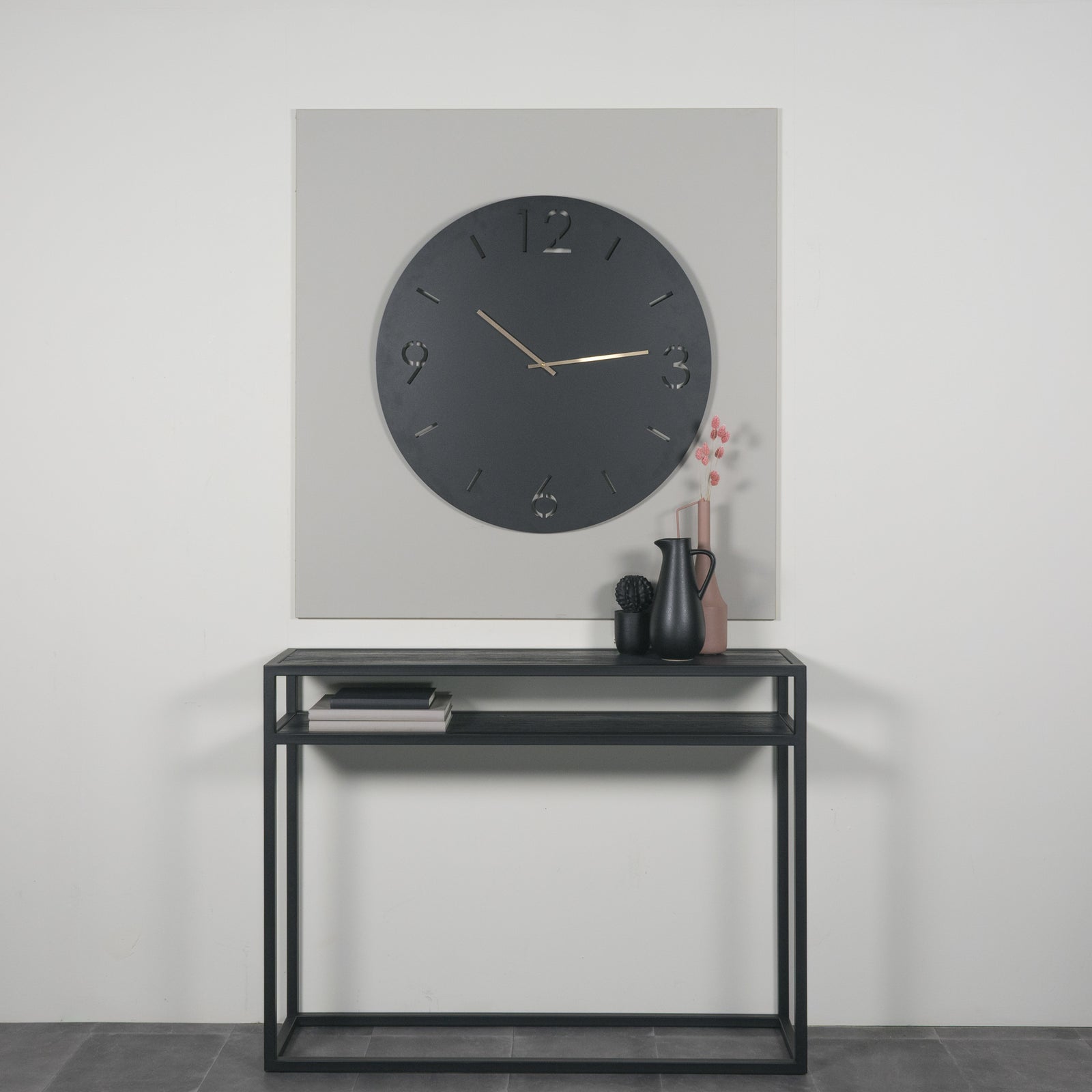 Produktbillede af Fuga Vægur i sort stål diameter 60 cm. på tilbud i høj kvalitet
