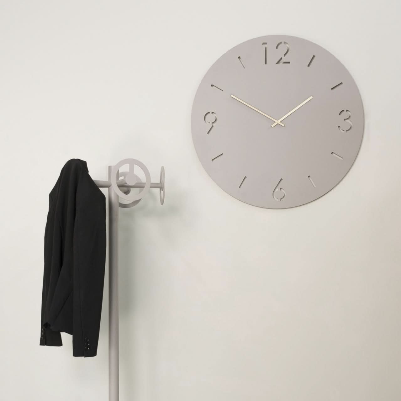 billigt tilbud på Fuga vægur i silky taupe stål, 80 cm. Udsalg på Boligtilbehør > Ure > Vægure. Spar op til 52%. Hurtig levering: 1-2 hverdage.