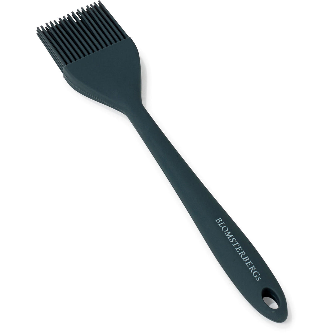 Blomsterbergs Blomsterbergs Bagepensel 21 cm grå silikone – billede i brug (Bagpensel)