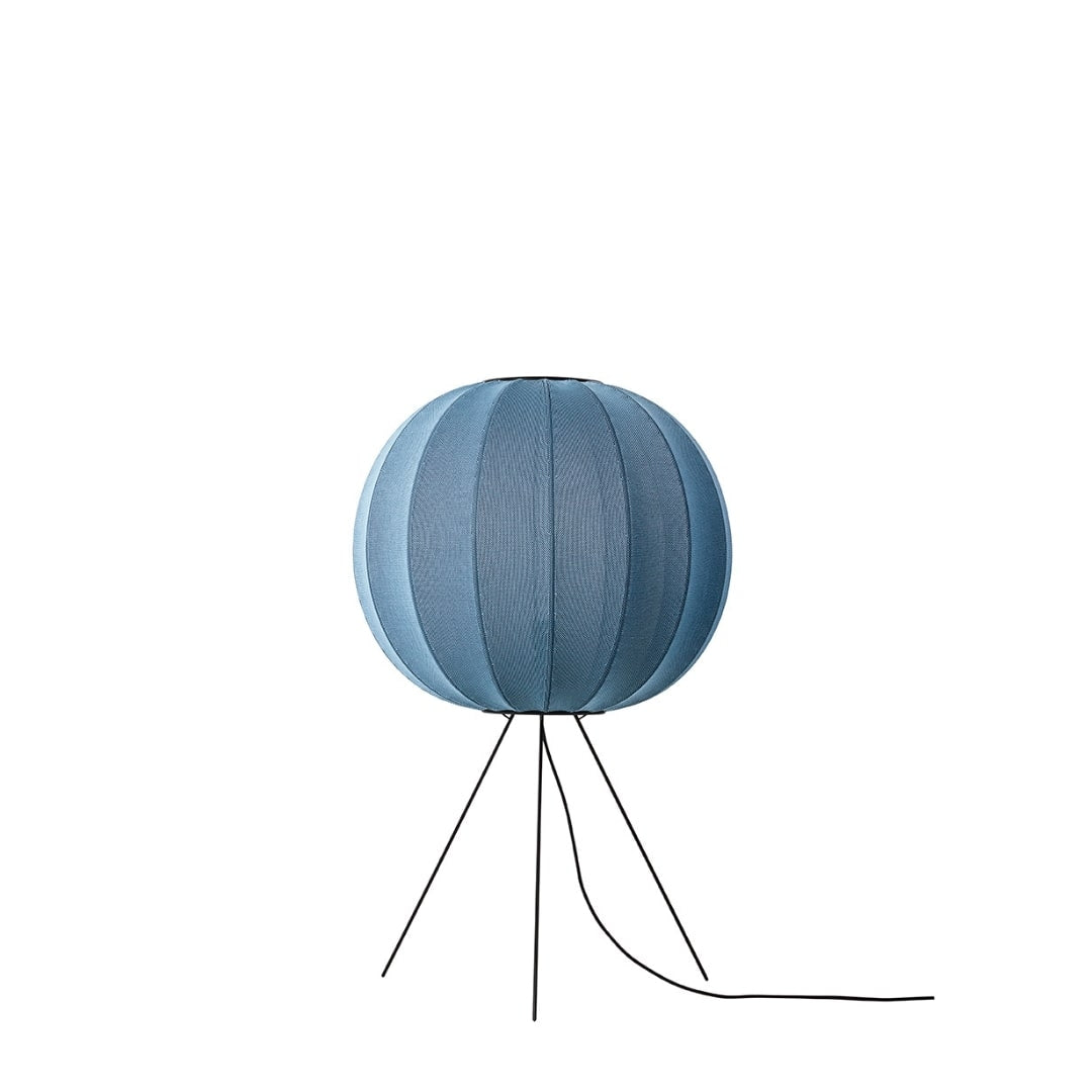 Produktbillede af Knit-Wit 60 Round Gulvlampe Medium Blå Made by Hand i premium kvalitet
