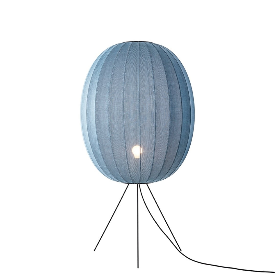 Produktbillede af Knit-Wit 65 High Oval Gulvlampe Medium Blå Made by Hand i premium kvalitet