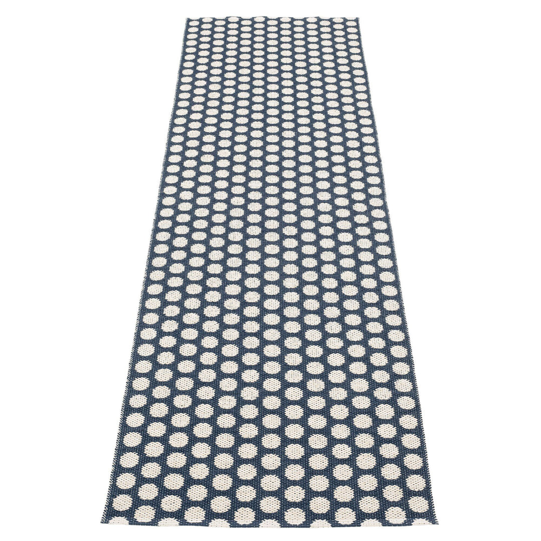 Pappelina Pappelina Noa gulvtæppe 70 cm x 250 cm, dark blue/vanilla – produktbillede (Tæpper)